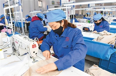 社区工厂制衣忙